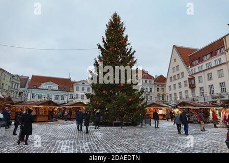 TALLINN, ESTLAND - 20. DEZEMBER 2019: Verschneite Stadtlandschaft zur Zeit des traditionellen Weihnachtsfestes Stockfoto