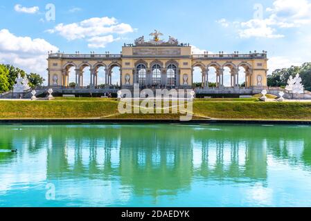 WIEN, ÖSTERREICH - 23. JULI 2019: Die Gloriette im Schlosspark Schönbrunn, Wien, Österreich. Vorderansicht und Wasserspiegelung. Stockfoto