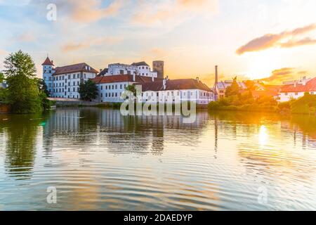 Burg Jindrichuv Hradec bei Sonnenuntergang. Spiegelt sich im kleinen Vajgar-Teich, Jindrichuv Hradec, Tschechische Republik. Stockfoto