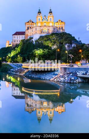 Stift Melk, deutsch: Stift Melk, reflektiert im Wasser der Donau bei Nacht, Wachau, Österreich. Stockfoto