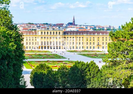 WIEN, ÖSTERREICH - 23. JULI 2019: Schloss Schönbrunn, Deutsch - Schloss Schönbrunn, und großer Parterre Französischer Garten mit schönen Blumenbeeten in Wien, Österreich Stockfoto