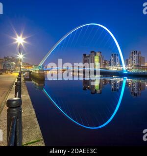 Gateshead Millennium Bridge in der Abenddämmerung, Gateshead, Tyne and Wear, England, Großbritannien Stockfoto