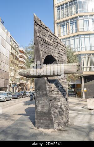 Barcelona, Spanien - 24. Feb 2020: Bronze U-Boot-Statue auf Avenue Diagonal Stockfoto