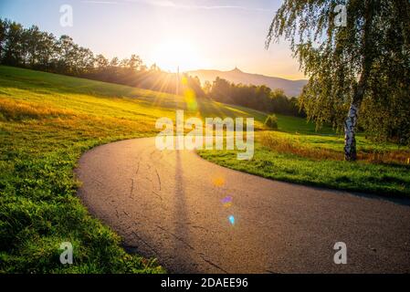 Jested Mountain am sonnigen Sommerabend. Blick von Vesec in Liberec, Tschechische Republik. Stockfoto