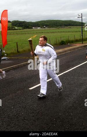 Ayrshire, Schottland, Großbritannien. Die London 2012 Olympic Fackel reist durch South Ayrshire, angefeuert von lokalen Gemeinden und Schulkindern Stockfoto