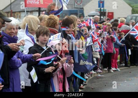 Maidens, Ayrshire, Schottland, Großbritannien. Die London 2012 Olympic Fackel reist durch South Ayrshire, angefeuert von lokalen Gemeinden und Schulkindern Stockfoto