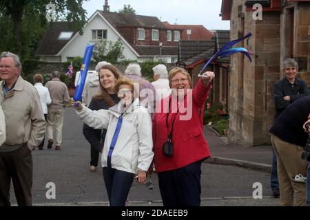 Ayrshire, Schottland, Großbritannien. Die London 2012 Olympic Fackel reist durch South Ayrshire, angefeuert von lokalen Gemeinden und Schulkindern Stockfoto