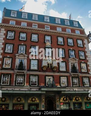 London UK 12 November 2020 Fortnum und Mason verwendeten ihre Fassade, um einen riesigen Adventskalender zu machen Ihre Weihnachtsfenster zeigt.Paul Quezada-Neiman/Alamy Live News Stockfoto