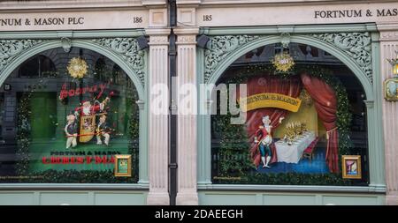 London UK 12 November 2020 Fortnum und Mason verwendeten ihre Fassade, um einen riesigen Adventskalender zu machen Ihre Weihnachtsfenster zeigt.Paul Quezada-Neiman/Alamy Live News Stockfoto