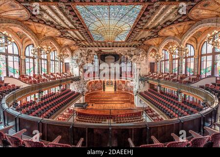 Barcelona, Spanien - 24. Feb 2020: Balkonansicht der Buntglasdecke im Catalonia Music Hall Stockfoto