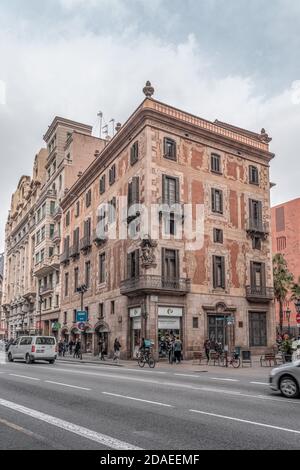 Barcelona, Spanien - 25. Feb 2020: Gebäude der Placa Lluis Millet in der Via Laietana Stockfoto