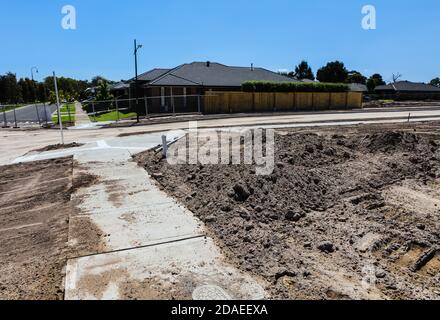 Am Stadtrand von Melbourne Australien wird ein neues Anwesen gebaut, schwere Maschinen haben den Hang terraformt, Straßen wurden verlegt. Stockfoto