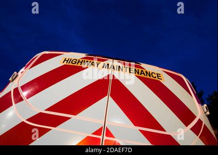 Highway Maintenance van bei Nacht auf Autobahnbaustellen auf der Autobahn M6, England, Großbritannien. Stockfoto