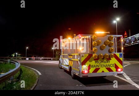 Highway Maintenance van bei Nacht auf Autobahnbaustellen auf der Autobahn M6, England, Großbritannien. Stockfoto