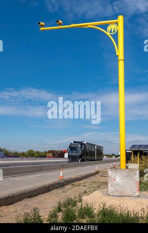 Durchschnittsgeschwindigkeitskameras auf der Autobahn M1 in den Midlands, England. Stockfoto