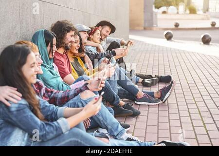 Gruppe trendige Freunde mit Smart-Handys im Freien - Millennial Menschen, die Spaß mit neuen Technologie-Trends Smartphone Stockfoto