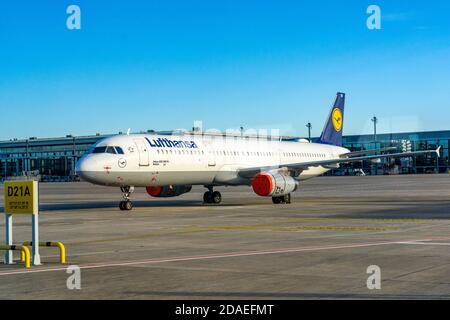 4. November 2020, Berlin Schönefeld, der Betrieb am Flughafen Berlin Brandenburg Willy Brandt (IATA: Ber, ICAO: EDDB) läuft. Eindruck vom Vorfeld des Flughafens. Eine Deutsche Lufthansa Maschine auf dem Vorfeld. Weltweite Nutzung Stockfoto