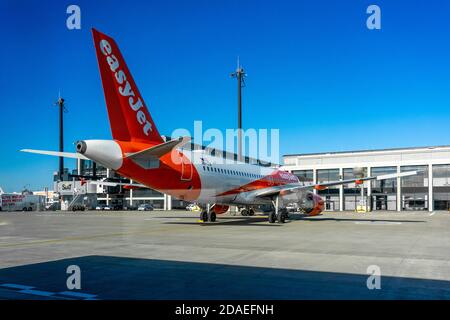 4. November 2020, Berlin Schönefeld, der Betrieb am Flughafen Berlin Brandenburg Willy Brandt (IATA: Ber, ICAO: EDDB) läuft. Eindruck vom Vorfeld des Flughafens. Eine easyJet Maschine auf der Schürze. Weltweite Nutzung Stockfoto