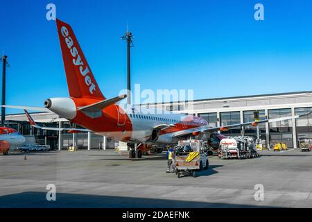 4. November 2020, Berlin Schönefeld, der Betrieb am Flughafen Berlin Brandenburg Willy Brandt (IATA: Ber, ICAO: EDDB) läuft. Eindruck vom Vorfeld des Flughafens. Eine easyJet Maschine auf der Schürze. Weltweite Nutzung Stockfoto