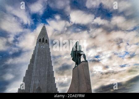 Statue von Leif Eiriksson und Hallgrimskirkja an einem schönen Tag in Reykjavik Stockfoto