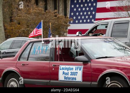Veterans Car Parade in Lexington, MA USA am Mittwoch, 11. November 2020 statt. Stockfoto