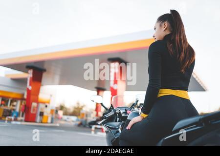 Stilvolle Biker Mädchen auf dem Fahrrad sitzen Stockfoto