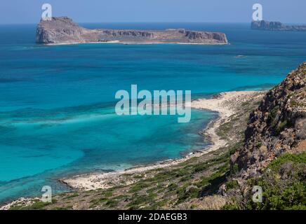 Imeri Gramvousa Insel und Agria Gramvousa im Hintergrund. VEW aus Balos, Kreta, Griechenland. Stockfoto