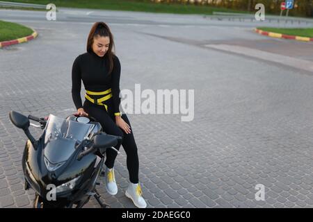 Stilvolle Biker Mädchen auf Motorrad Stockfoto