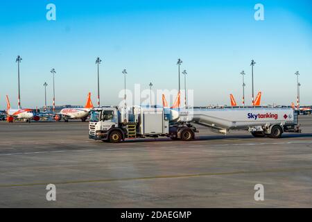 4. November 2020, Berlin Schönefeld, der Betrieb am Flughafen Berlin Brandenburg Willy Brandt (IATA: Ber, ICAO: EDDB) läuft. Eindruck vom Vorfeld des Flughafens. Ein Tankwagen mit der Aufschrift "Skytanking" auf der Schürze, dahinter einige easyJet Maschinen. Weltweite Nutzung Stockfoto