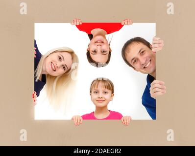 Familie hält Fotoleinwand zu Hause Stockfoto