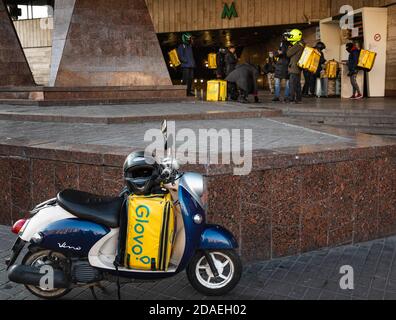 Kiew, Ukraine - 24. März 2020: Glovo-Kuriere liefern Lebensmittel in Kiew, Ukraine Stockfoto