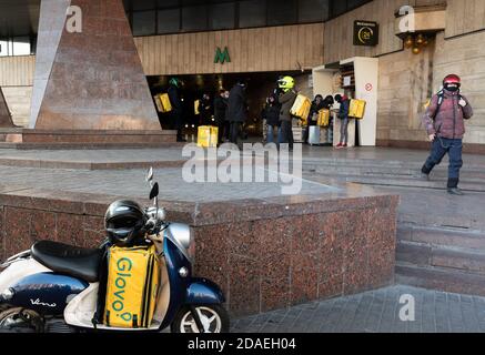 Kiew, Ukraine - 24. März 2020: Glovo-Kuriere liefern Lebensmittel in Kiew, Ukraine Stockfoto