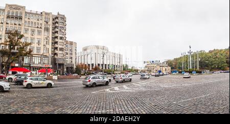 KIEW, UKRAINE - 27. Sep 2019: Straßenszene in Kiew, der Hauptstadt der Ukraine. International Convention Center Ukrainisches Haus. Teil der Kiewer Geschichte Muse Stockfoto