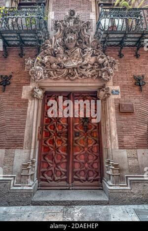 Barcelona, Spanien - 25. Feb 2020: Tür mit Steinrelief der Casa Marti Stockfoto