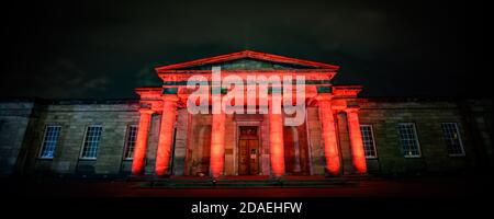 Die Edinburgh Academy erhellte sich im Rahmen der Kampagne #LightUpRed2020, die Poppy Scotland zum Gedenken an den Gedenktag 2020 organisiert hat, in rotem Licht. COVID-19 hatte einen massiven Einfluss auf die Fähigkeit der Organisation, Straßenkollektionen in diesem Jahr zu führen, und die lit Up Red Kampagne half ihnen, das Bewusstsein für den Scottish Poppy Appeal zu schärfen. Die Edinburgh Academy ist eine unabhängige Schule in Edinburgh, Schottland, die 1824 eröffnet wurde. Das Hauptgebäude der Senior School mit seiner griechisch-dorischen Fassade wurde vom Architekten William Burn entworfen. Stockfoto