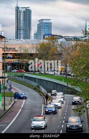 Essener Innenstadt, Tunnel an der Schützenbahn, Einkaufszentrum Rathausgalerie, RWE-Turm, EVONIK-Bürogebäude, NRW, Deutschland Stockfoto