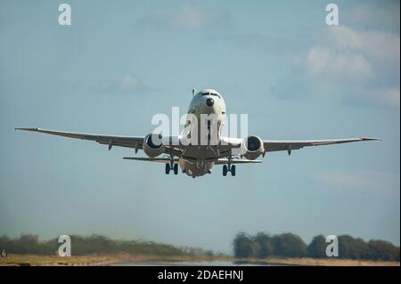 Neues Flugzeug der RAF Posiden P8 Nr. 01 (Stadt Elgin, die von der RAF Kinloss in Morayshire abfliegt, wo die ersten Auslieferungen vorgenommen wurden. Stockfoto