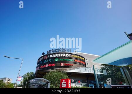 Berlin, Deutschland - 17. September 2020: Werbefläche mit verschiedenen Firmennamen und Logos an der Fassade eines Einkaufszentrums im Süden Berls Stockfoto