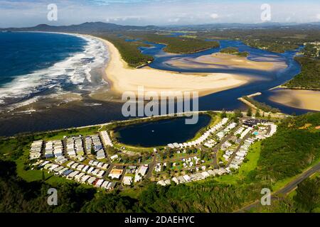 Luftaufnahme auf der Mündung des Nambucca Flusses bei Nambucca Heads. Stockfoto