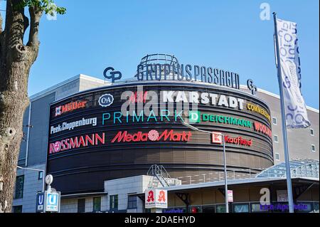 Berlin, Deutschland - 17. September 2020: Werbefläche mit verschiedenen Firmennamen und Logos an der Fassade eines Einkaufszentrums im Süden Berls Stockfoto