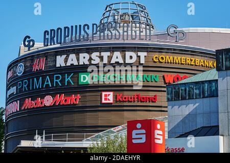 Berlin, Deutschland - 17. September 2020: Werbefläche mit verschiedenen Firmennamen und Logos an der Fassade eines Einkaufszentrums im Süden Berls Stockfoto