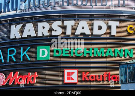 Berlin, Deutschland - 17. September 2020: Werbefläche mit verschiedenen Firmennamen und Logos an der Fassade eines Einkaufszentrums im Süden Berls Stockfoto