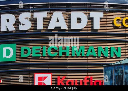 Berlin, Deutschland - 17. September 2020: Werbefläche mit verschiedenen Firmennamen und Logos an der Fassade eines Einkaufszentrums im Süden Berls Stockfoto