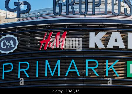 Berlin, Deutschland - 17. September 2020: Werbefläche mit verschiedenen Firmennamen und Logos an der Fassade eines Einkaufszentrums im Süden Berls Stockfoto