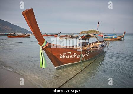 Koh Lipee, Thailand, Februar 2009. Schnellboot am Strand im Tarutao National Marine Park. Stockfoto