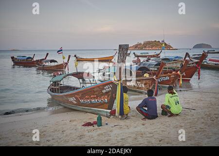 Koh Lipee, Thailand, Februar 2009. Schnellboote am Strand im Tarutao National Marine Park. Stockfoto