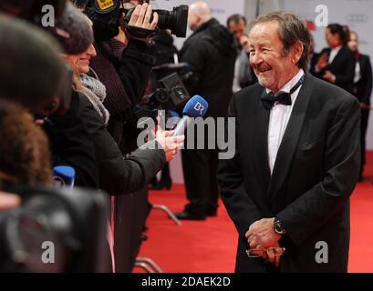 München, Deutschland. Januar 2015. Der Kameramann Gernot Roll kommt zum 42. Deutschen Filmball ins Hotel Bayerischer Hof. Roll starb am 12.11.2020 nach schwerer Krankheit. (To dpa 'Kameramann und Regisseur Gernot Roll ist tot') Quelle: Tobias Hase/dpa/Alamy Live News Stockfoto