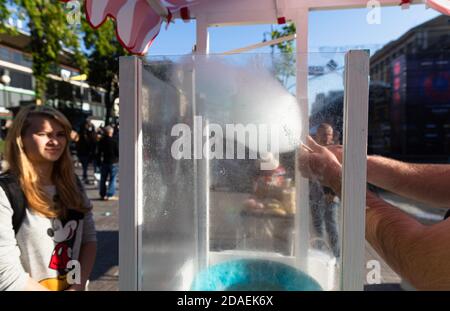 Kiew, Ukraine - Mai. 05, 2017: Kiewer Straßenszene. Bewohner und Gäste von Kiew zu Fuß und entspannen auf der Hauptstraße der Hauptstadt der Ukraine Chreschtschaty Stockfoto