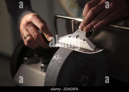 Messerspitzer und Hand mit Klinge Stockfoto
