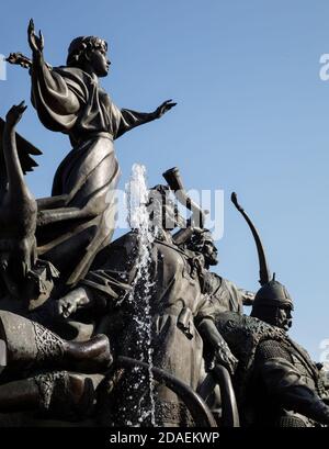 KIEW, UKRAINE - 04. Mai 2017: Statue der Gründer von Kiew auf dem Unabhängigkeitsplatz. Kyi, Schtschek und Khoryv sind die drei legendären Brüder, manchmal ich Stockfoto